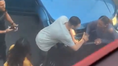 Hádka medzi šoférmi sa skončila hrozivým zranením. Žena zostala zakliesnená medzi autami