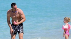 Rodina Vladimira Klička sa ocitla v ohrození života. Z horiacej jachty ich zachránili hasiči