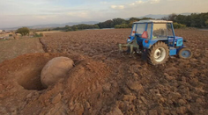 Roky obrábali pole bez toho, aby vedeli, aký unikát tam majú.  Pozrite sa, čo traktoristi pri Kostolnej našli