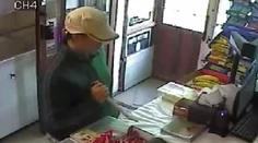 VIDEO: Žena s nožom v ruke prepadla večierku, predavačka ju zahnala detskou hračkou