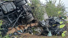 Rutinná jazda do práce sa im stala osudnou. Vážna nehoda troch áut s kamiónom si vyžiadala štyri obete