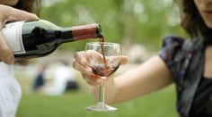 Prečo nás po pití červeného vína bolí hlava? Vedci vysvetlili, že nezáleží len na množstve