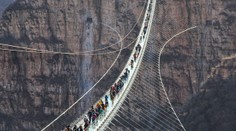 V Číne otvorili najdlhší sklenený most na svete. Nie každý zvládol prejsť na druhú stranu