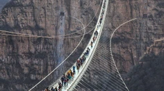 V Číne otvorili najdlhší sklenený most na svete. Nie každý zvládol prejsť na druhú stranu