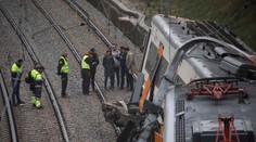 Pri Barcelone sa vykoľajil vlak so 150 ľuďmi