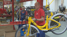 Pozreli sme sa na to, ako  a kde vyrábajú inteligentné bicykle z „bikesharingu“