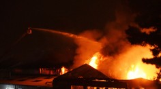 V Londýne hasia obrovský požiar. Sto hasičov v akcii a 30-metrové plamene