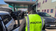 Smerom na Svidník je neprejazdná cesta. Prevrátil sa tam kamión