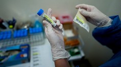 Každý desiaty PCR test na Slovensku mal v sobotu pozitívny výsledok