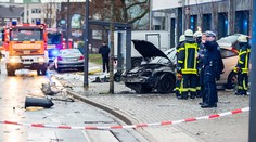 Jeden mŕtvy, deväť zranených. V Nemecku vrazilo do ľudí na zastávke auto