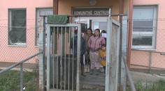 Po požiari v obci Svinia ubytovali rodiny v komunitnom centre. Narobili tam škody za tisíce eur