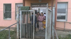 Po požiari v obci Svinia ubytovali rodiny v komunitnom centre. Narobili tam škody za tisíce eur