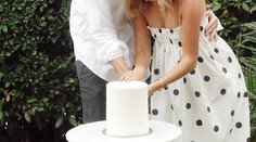 Tehotná hviezda rozrezala tortu, farba vnútri prezradila pohlavie prvého bábätka