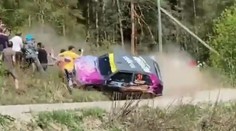 VIDEO: Centimetre od nešťastia. Pretekár nezvládol zákrutu, auto len tesne minulo dav