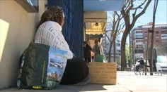 Týrali a nútili žobrať postihnutých ľudí. Zarobili tak státisíce eur