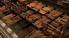 Ružová farba mäsových výrobkov láka: Zvykli sme si na ňu tak, že realitu už ani nepoznáme?