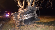 V noci vyhasol život mladého vodiča (†20), jeho auto našli omotané okolo stromu