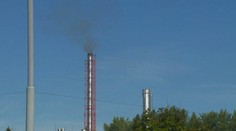 Bývanie vedľa komína spaľovne vie znepríjemniť život. Na jednej ulici v Tlmačoch okná radšej neotvárajú