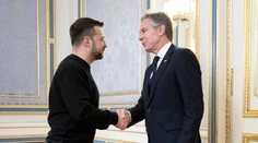 Blinken pricestoval na neohlásenú návštevu Kyjeva. Oznámil, že na Ukrajinu už prichádza nový balík zbraní