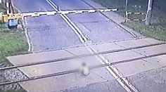 VIDEO: Dráma na priecestí v Poľsku. Chlapec sa hral na trati, keď prichádzal vlak