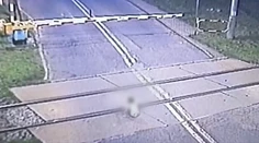 VIDEO: Dráma na priecestí v Poľsku. Chlapec sa hral na trati, keď prichádzal vlak