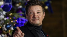 Herec Jeremy Renner je po operácii, naďalej je v kritickom stave