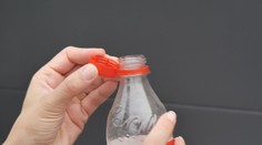 Všetky nápoje už musia mať pripevnený vrchnák k fľaši. Ak vám to pri pití prekáža, poznáme jednoduchý trik