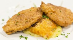 RECEPT NA DNES: Poľský rezeň so zapečenou zemiakovou kašou s parmezánom