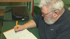 Medzi vysokoškolákmi je neprehliadnuteľný. Keď si Peter (70) podal prihlášku, mysleli si, že ide o omyl