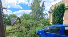 FOTO: Škody po búrkach na východe. Zostali vyvalené stromy aj strhnuté strechy