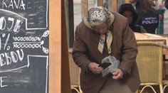 Až 90-ročná starenka žobre v centre Zvolena a Bystrice, vraj ju na to zneužívajú jej blízki