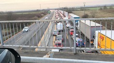 Už otvorili diaľnicu na Bratislavu. Ráno za Blatným havaroval kamión