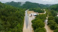 Po prívalových dažďoch trápia Kentucky záplavy. Obetí je najmenej 26, medzi nimi sú aj deti