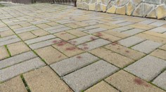 Neznámy páchateľ v Lučenci útočil nožom, zranil dvoch ľudí. Stále je na úteku