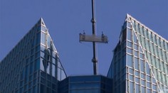 Dramatická záchrana. Umývačom okien sa na 50. poschodí mrakodrapu odtrhla plošina