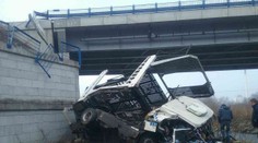 FOTO: Kamión sa zrútil z mosta na obchvate Tvrdošína