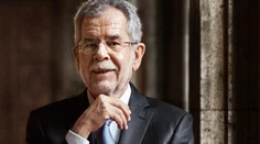 Van der Bellen varoval Hofera pred pohrávaním sa s öxitom