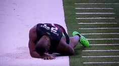 Hráč amerického futbalu tak oduševnene bežal, až roztrhal trenky a ukázal ho