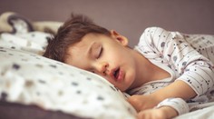 Deti trpia nedostatkom spánku, hovoria odborníci. Spôsobuje im to veľa problémov