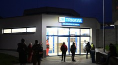 Na stanici v Trnave sa stalo nešťastie. Muža po zrážke s vlakom previezli do nemocnice