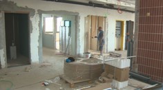 Pacienti a zdravotníci kľučkujú medzi zbíjačkami. Levickú nemocnicu rekonštruujú za plného chodu