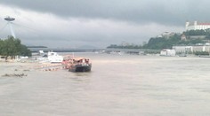 Voda sa niekde upokojila, Dunaj stúpa