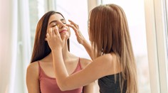 Krémy proti starnutiu si dávajú už aj 9-ročné dievčatá. Dermatologičky pred tým varujú