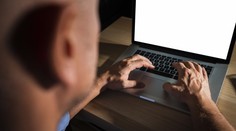 Premysleným podvodom mu žmýkali konto sedem rokov. Muž si myslel, že prispieva priateľke na liečbu malárie