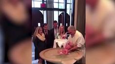 Kňaz nezvládol krst. Dieťa sa mu vyšmyklo a tvárou skončilo vo vode