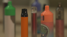 Nový výskum šokoval lekárov. Tínedžeri sa budia, aby vapovali aj uprostred noci