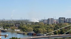 Požiar v bratislavskej Petržalke: Horí objekt na uskladnenie dreva