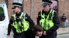 VIDEO: Muž vypískal kráľa Karola III. a hádzal po ňom vajcia, dav kontroval spievaním hymny