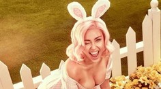 Veľkonočné fotenie sa u Miley poriadne zvrhlo: Výprask od zajaca a holé bradavky