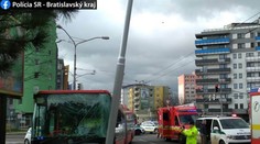 Nehoda trolejbusu v Bratislave: Vozidlo skončilo v stĺpe, zranilo sa šesť žien a muž